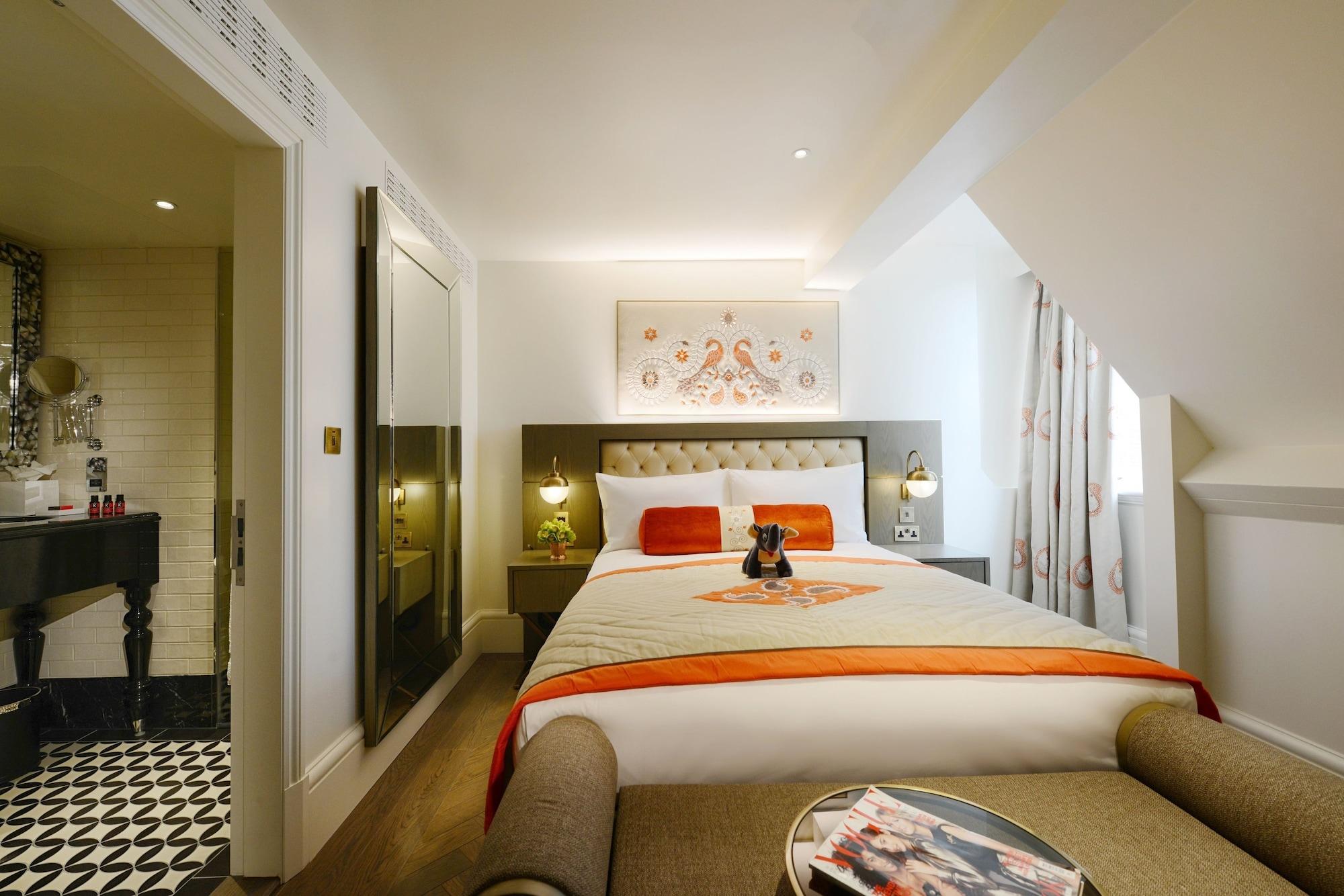 The Lalit London Hotel Exterior photo A room at the hotel
