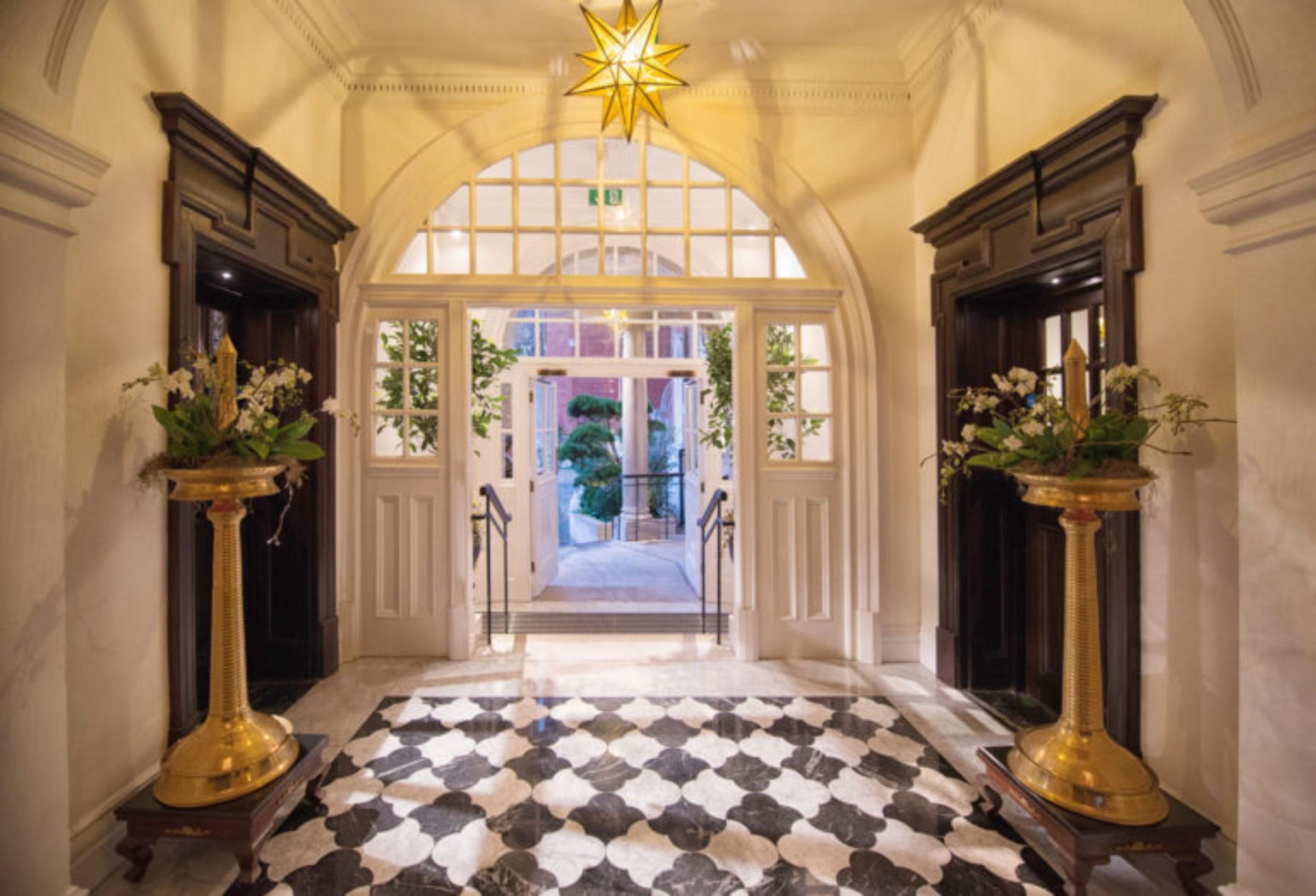 The Lalit London Hotel Exterior photo Entrance to the hotel