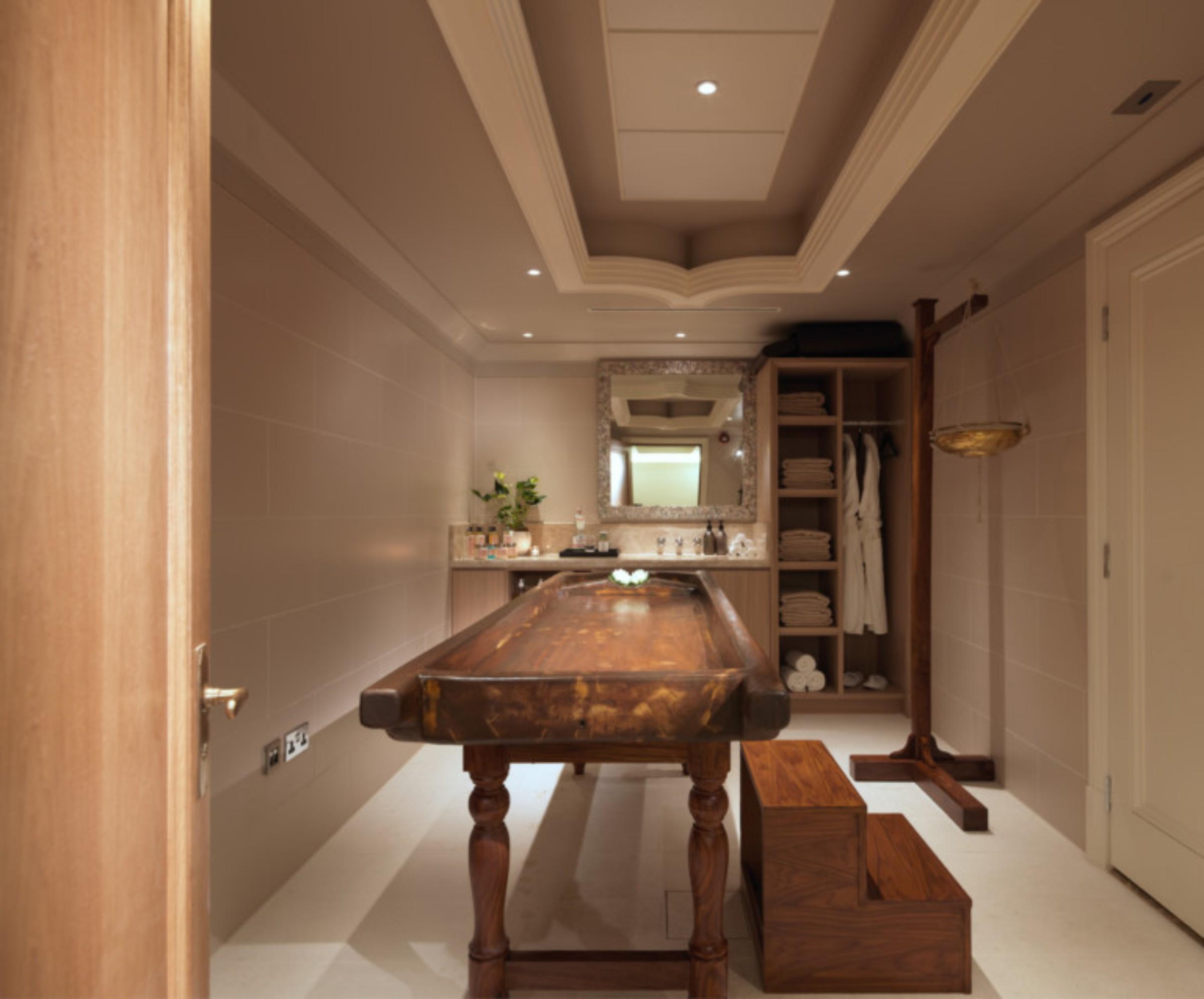 The Lalit London Hotel Exterior photo A treatment room at the spa