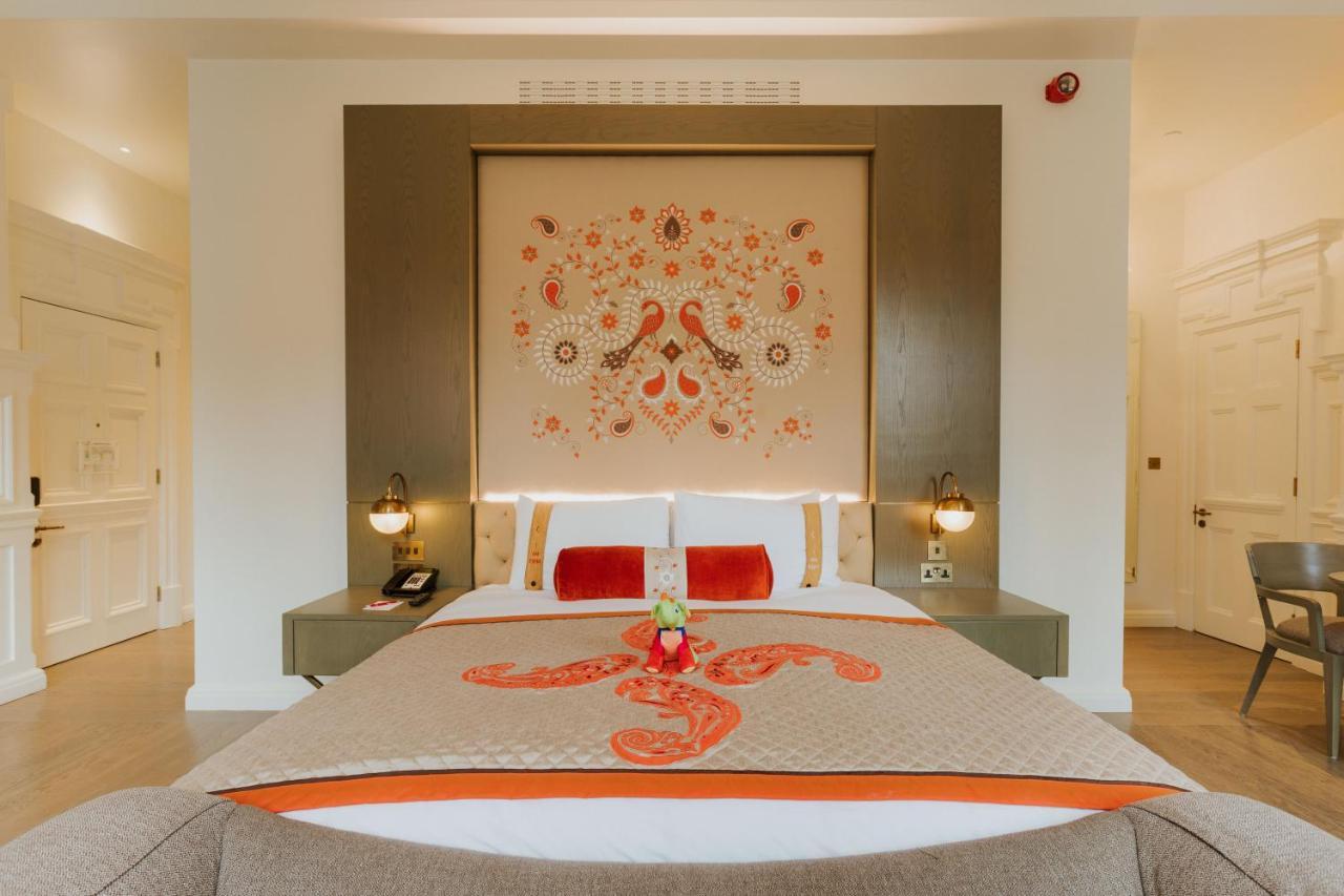 The Lalit London Hotel Exterior photo A bedroom at the Taj Mahal Palace