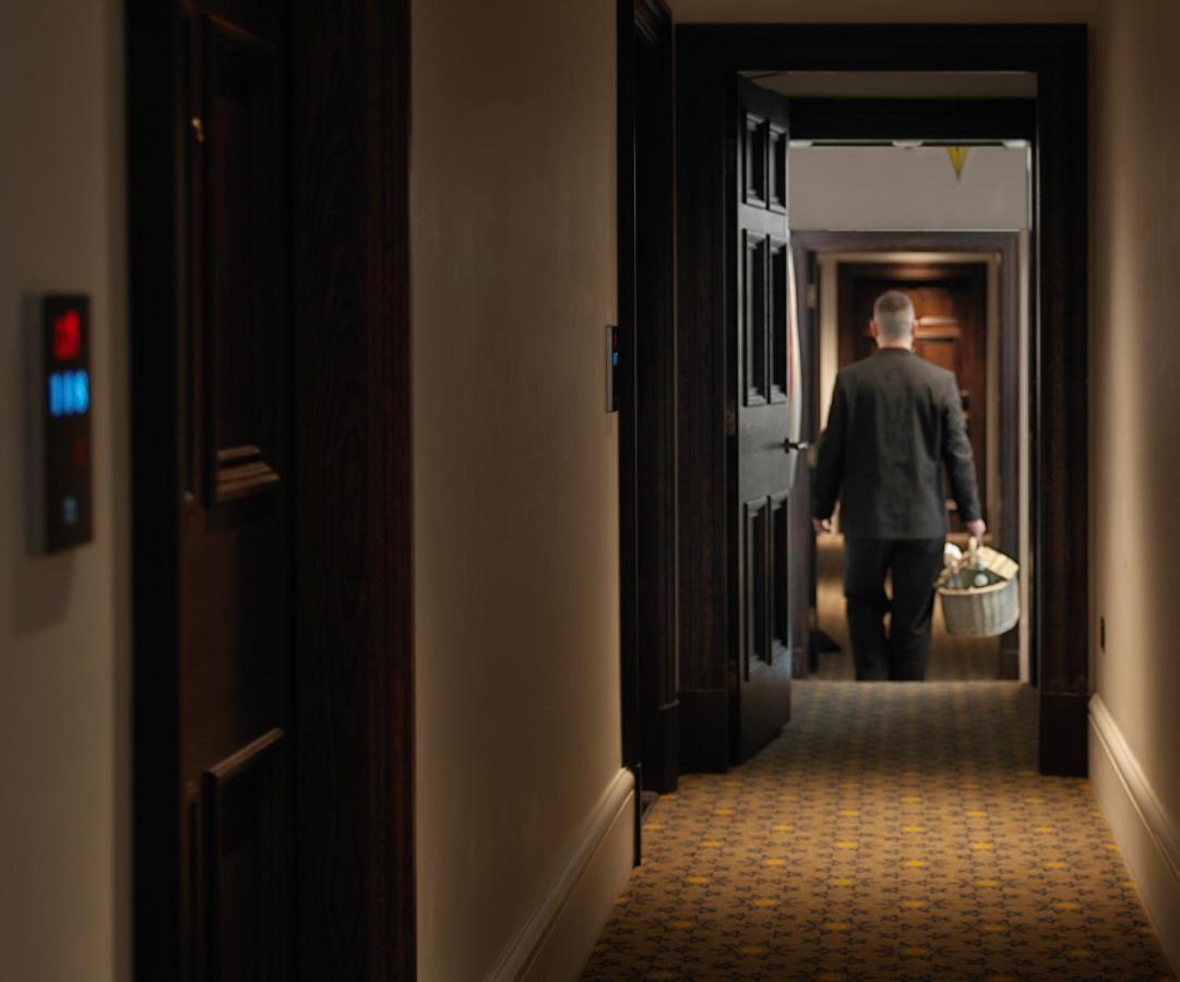 The Lalit London Hotel Exterior photo A room service employee delivers room service to a guest room