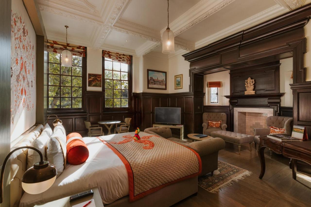 The Lalit London Hotel Exterior photo A bedroom at the hotel