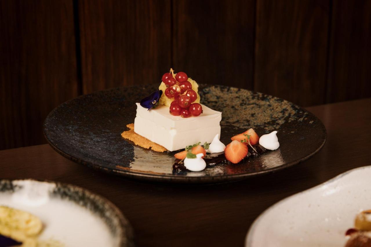The Lalit London Hotel Exterior photo A cheesecake