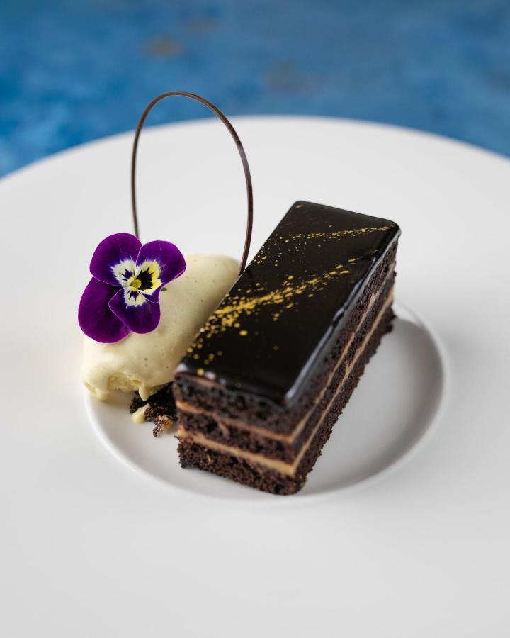 The Lalit London Hotel Exterior photo A chocolate cake