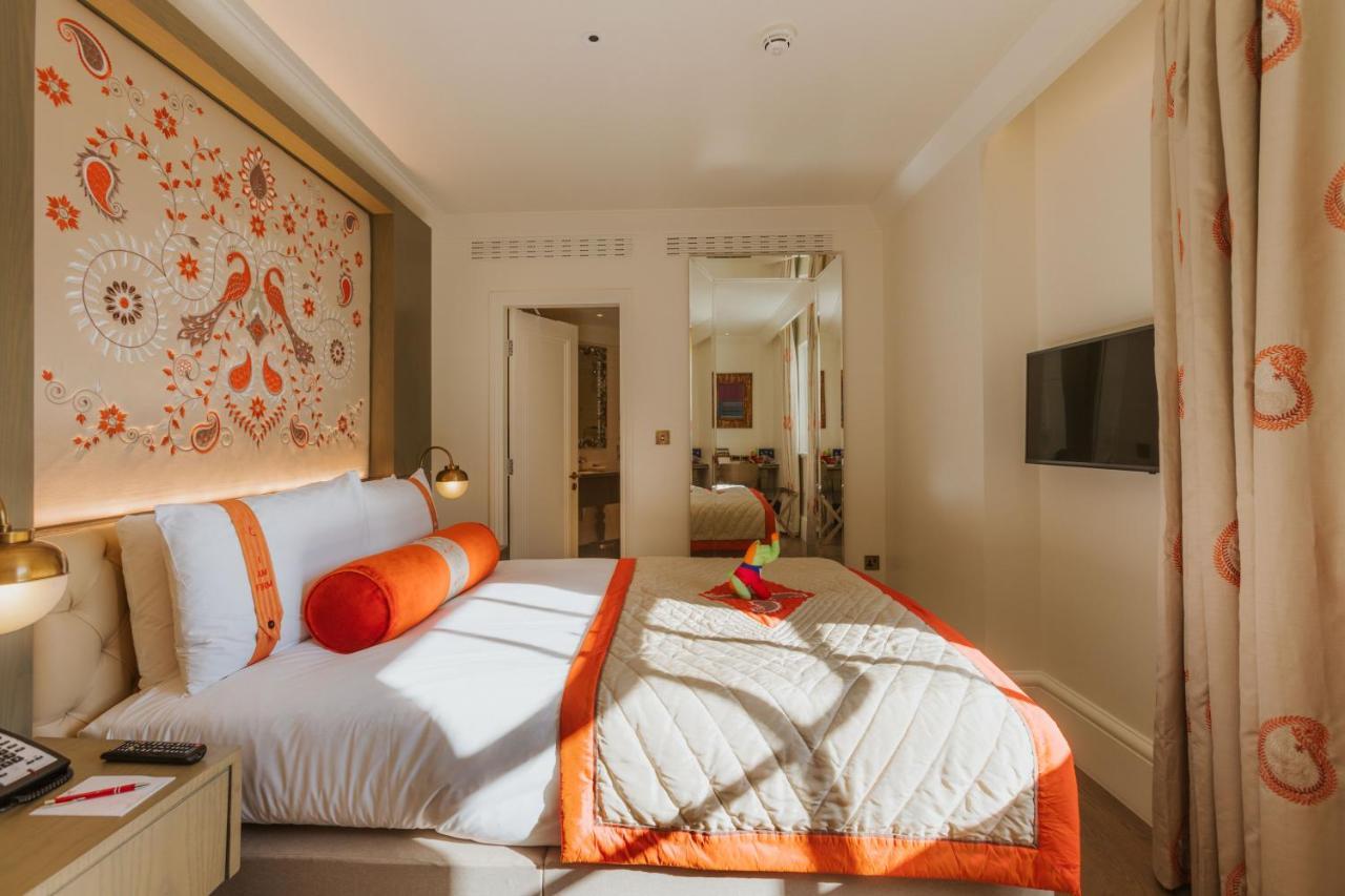 The Lalit London Hotel Exterior photo A bedroom at the Mandarin Oriental, London