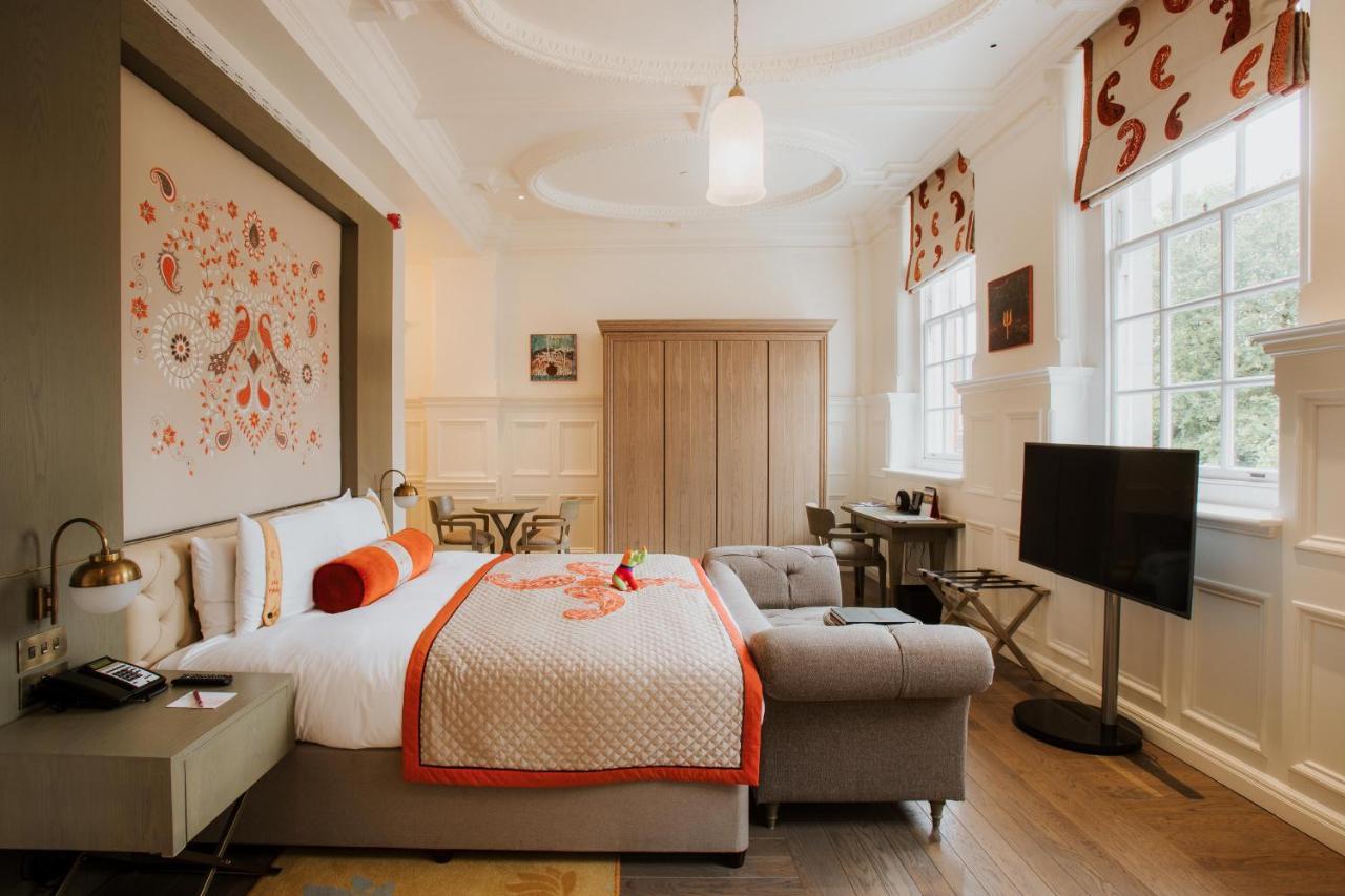 The Lalit London Hotel Exterior photo A bedroom at the hotel