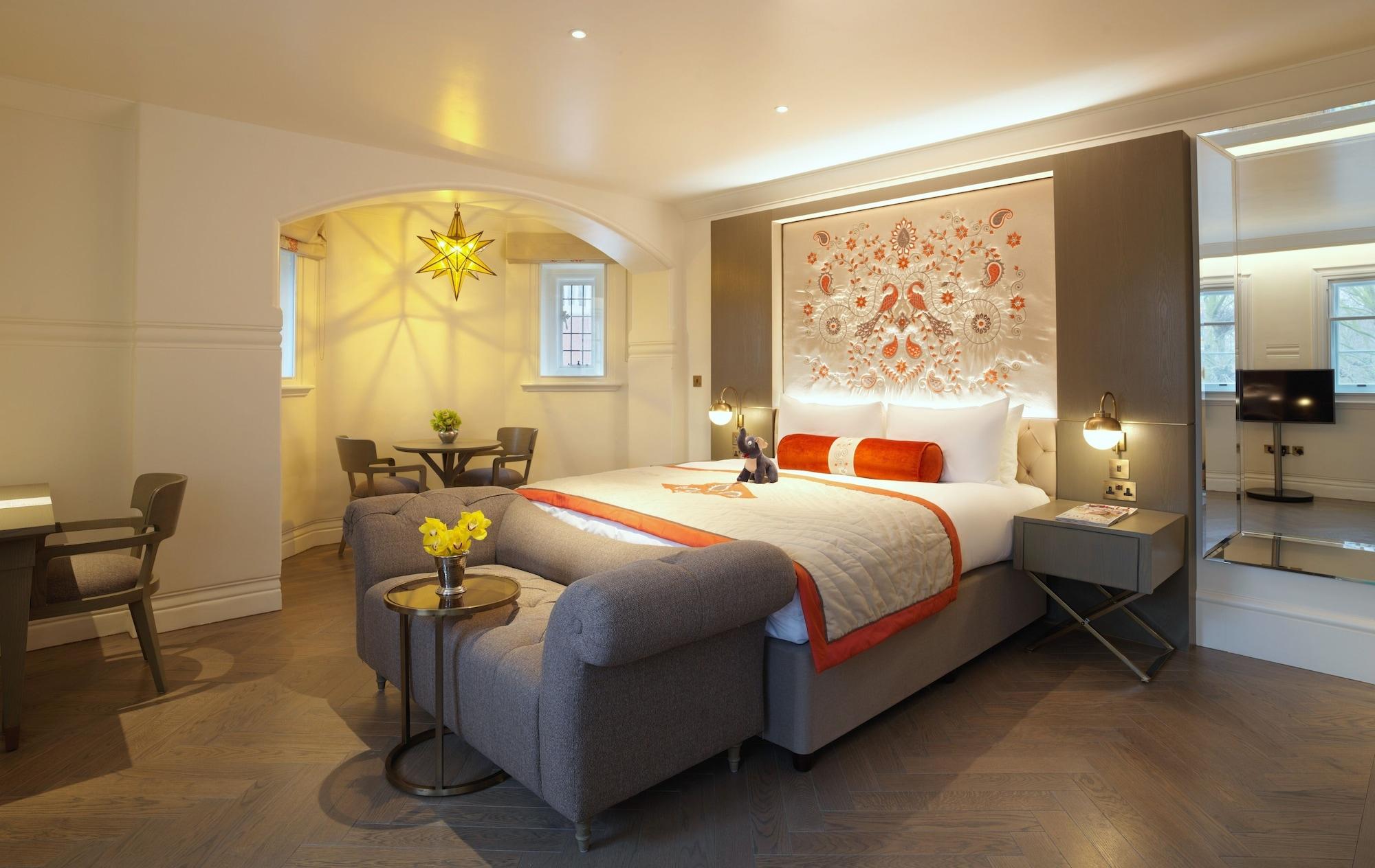 The Lalit London Hotel Exterior photo A bedroom at The Ivy Collection