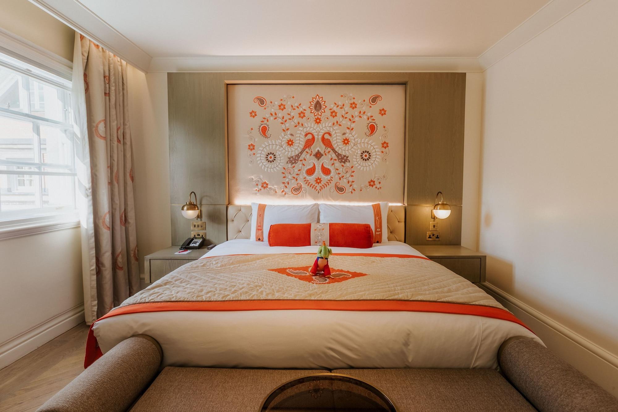 The Lalit London Hotel Room photo A bedroom at the hotel