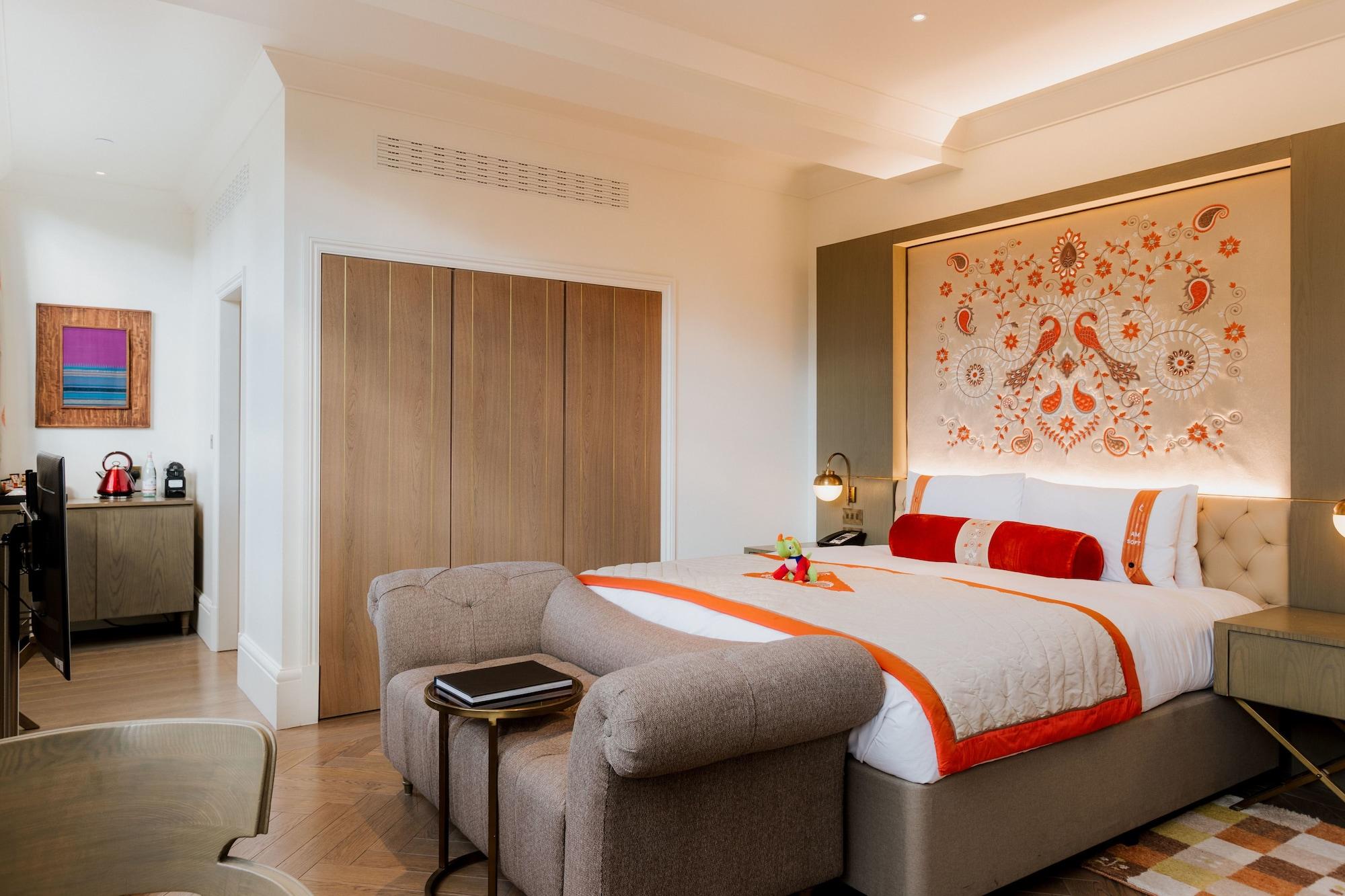 The Lalit London Hotel Room photo A bedroom at the hotel