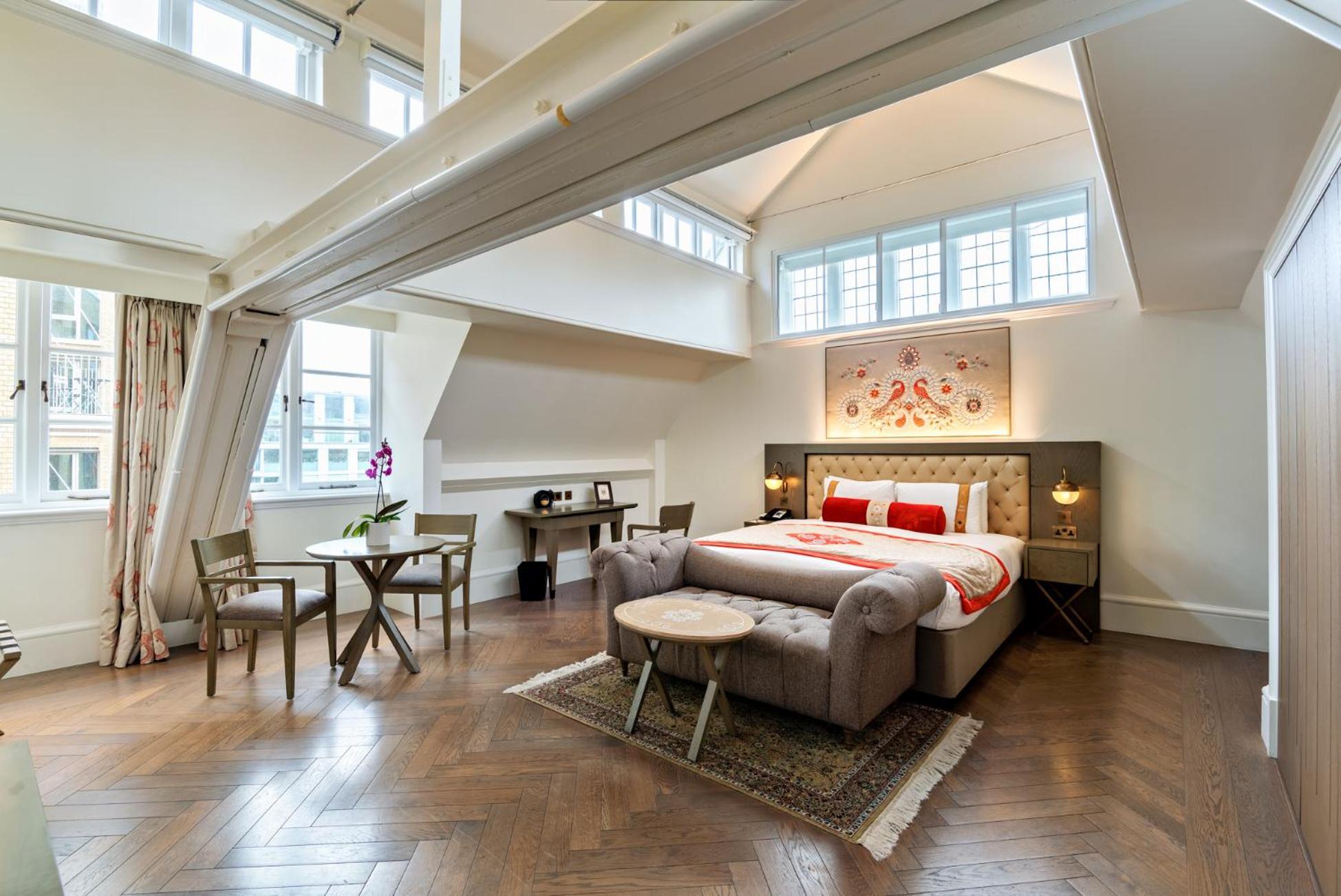 The Lalit London Hotel Exterior photo A bedroom at the hotel