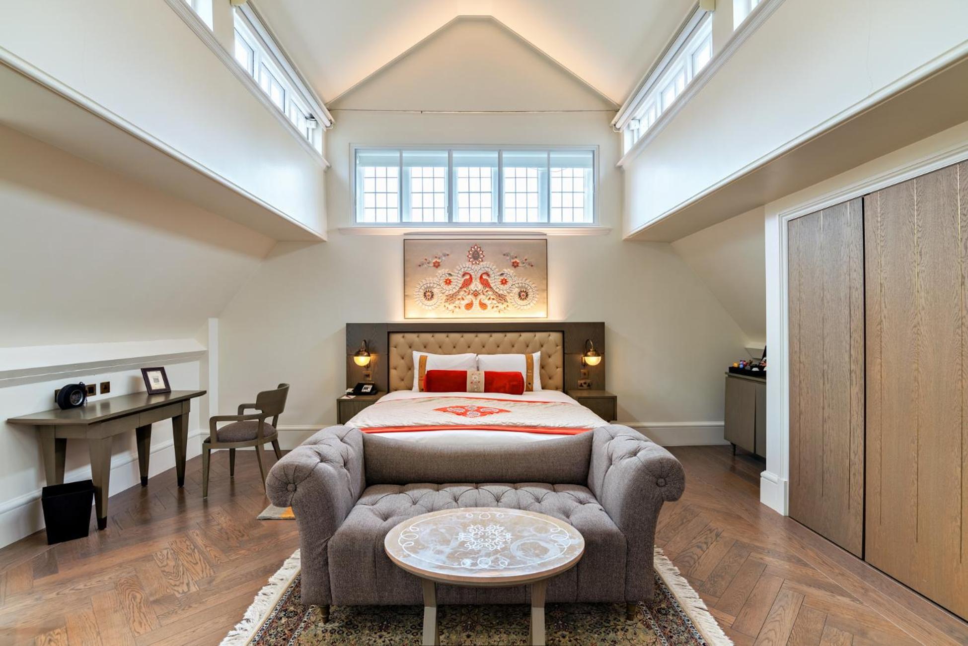 The Lalit London Hotel Exterior photo A bedroom at the hotel