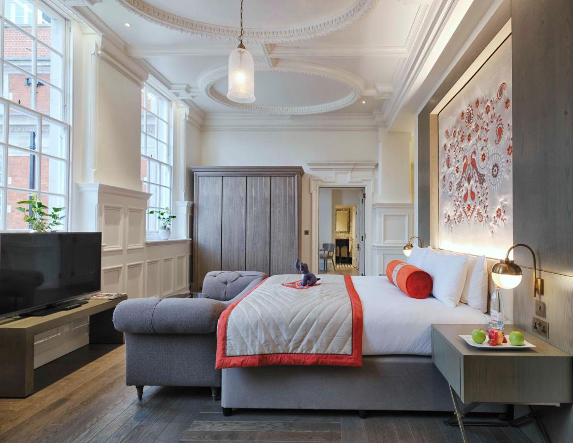 The Lalit London Hotel Exterior photo A bedroom at the hotel