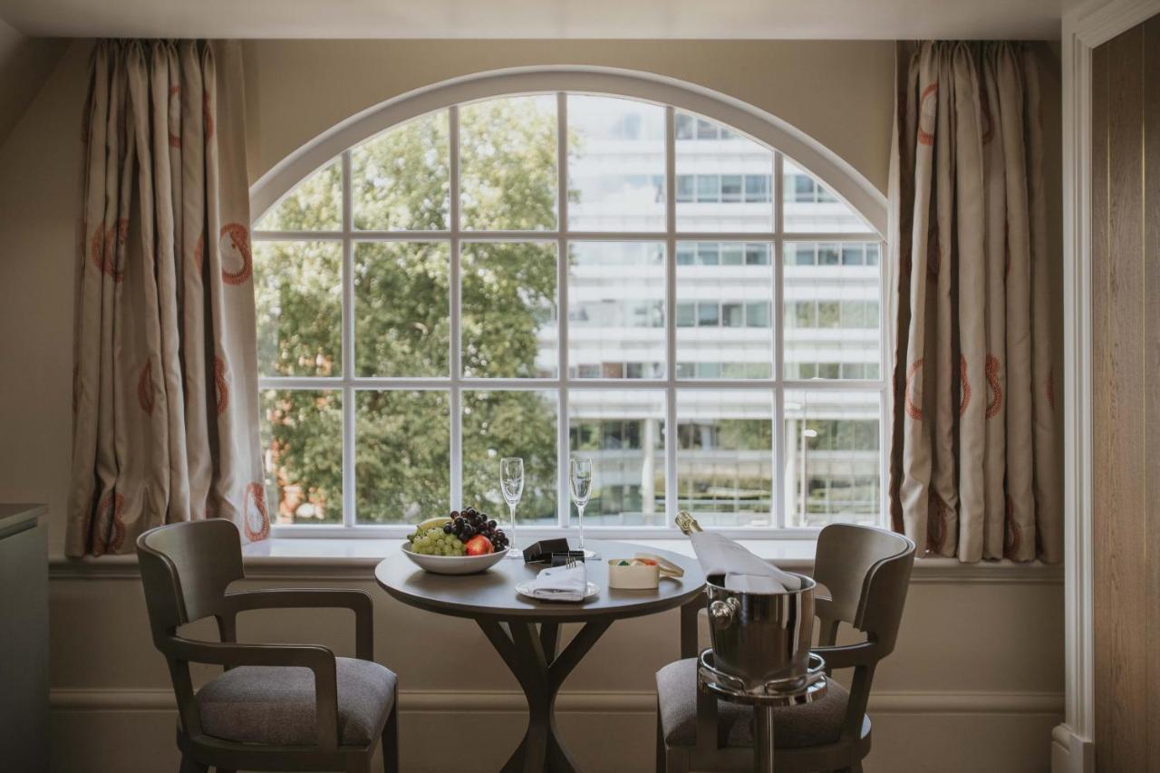 The Lalit London Hotel Room photo A window with a window seat